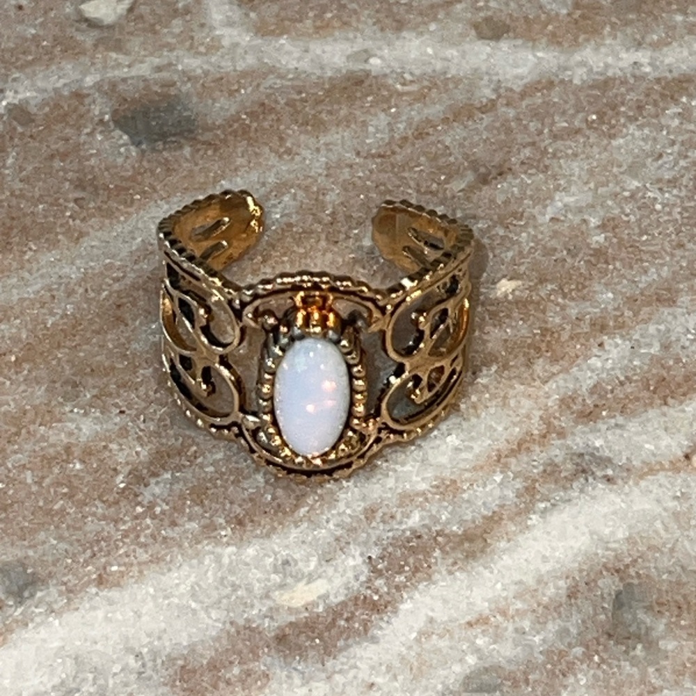 Elegant Gold tone faux Opal Ring - vintage